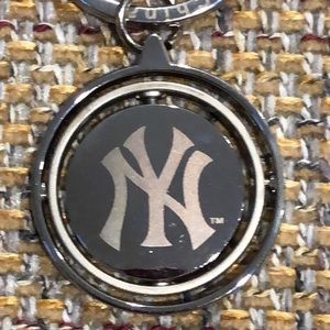 NEW YORK YANKEES 3 Dimensional Keychains - See Video and Photos - Silver